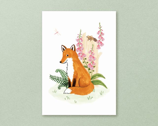 kaart met tekening van vos bij boomstronk met daarop bosmuis, omringd door vingerhoedskruid en varens